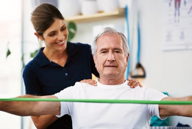 Fizjoterapeuta osób starszych w podeszłym wieku